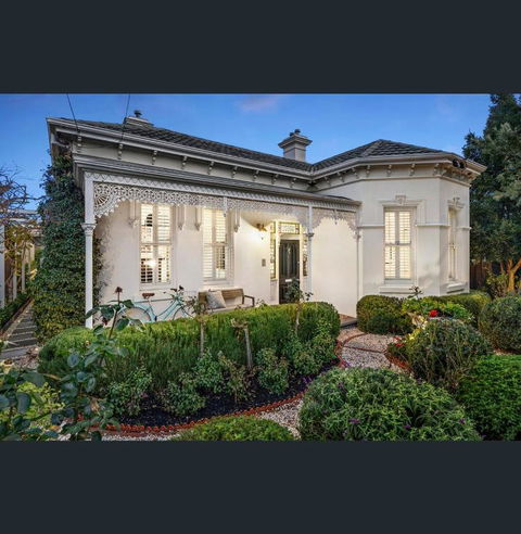 A Majestic Victorian Private Rear Access Quarters - Tourism Search 1