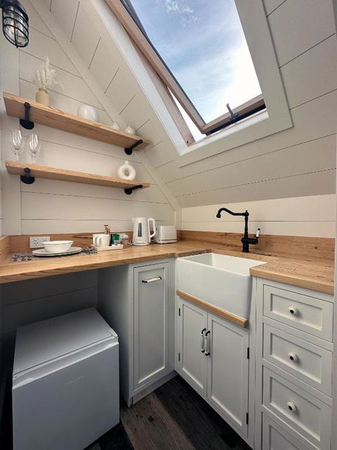 A Majestic Victorian Private Rear Access Quarters - Tourism Search 3