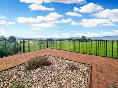 A Picturesque 3 Bedroom House With Splendid Views - Tourism Search 0