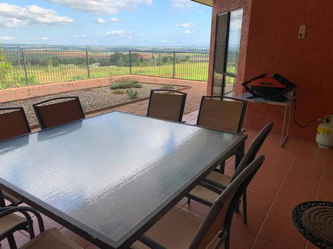 A Picturesque 3 Bedroom House With Splendid Views - Tourism Search 1