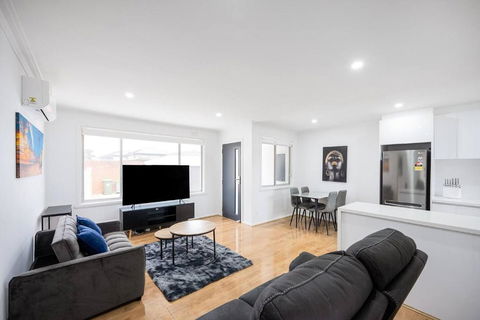 A Private Hideaway With Large Backyard And CarParks - Tourism Search 0
