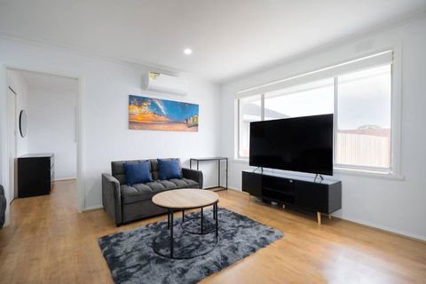 A Private Hideaway With Large Backyard And CarParks - Tourism Search 1