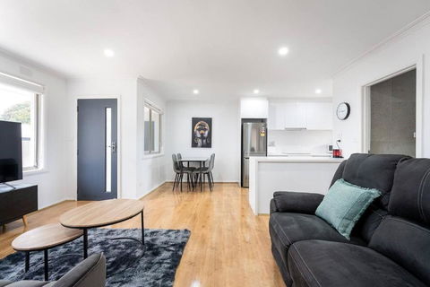 A Private Hideaway With Large Backyard And CarParks - Tourism Search 3