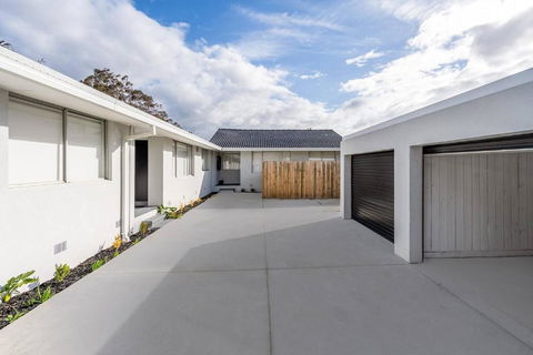 A Private Hideaway With Large Backyard And CarParks - Tourism Search 4