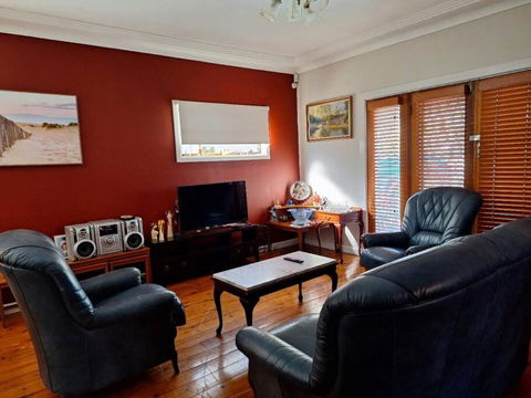 A Rosy House In Roselands - Tourism Search 0