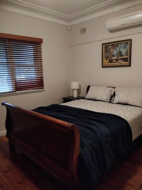 A Rosy House In Roselands - Tourism Search 1