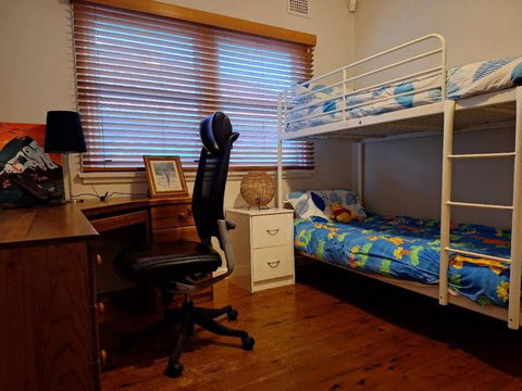 A Rosy House In Roselands - Tourism Search 2