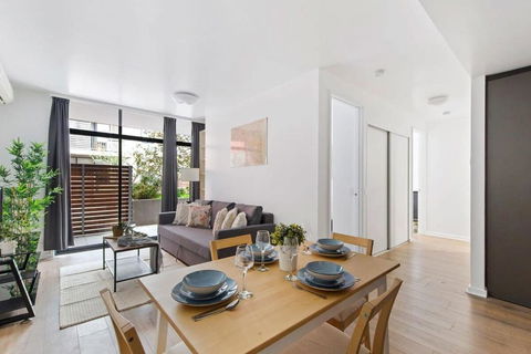 A Spacious 2BR Apt With A Courtyard & FREE Parking - Tourism Search 0