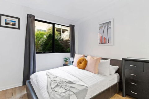 A Spacious 2BR Apt With A Courtyard & FREE Parking - Tourism Search 1