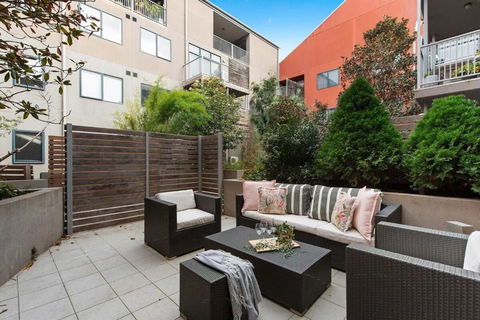 A Spacious 2BR Apt With A Courtyard & FREE Parking - Tourism Search 2