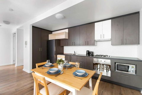 A Spacious 2BR Apt With A Courtyard & FREE Parking - Tourism Search 3