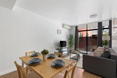 A Spacious 2BR Apt With A Courtyard & FREE Parking - Tourism Search 4
