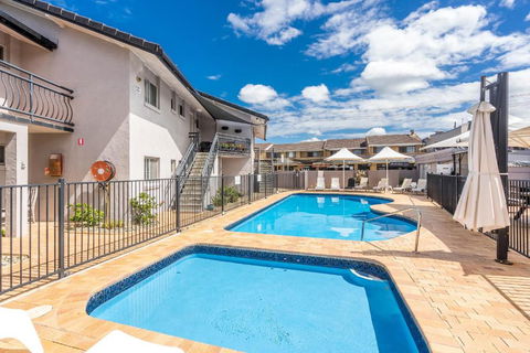 Absolute Beachfront Apartment 9T - Tourism Search 2