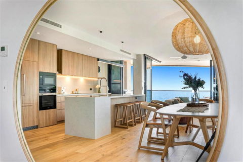 Absolute Beachfront Luxury Apartment - Tourism Search 3