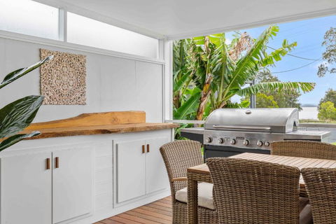Absolute Foreshore Lakeside Cottage - Tourism Search 1