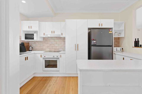 Absolute Foreshore Lakeside Cottage - Tourism Search 4