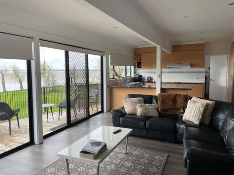 Absolute Waterfront At Woodlands - Tourism Search 3