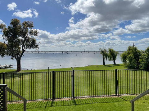 Absolute Waterfront At Woodlands - Tourism Search 1