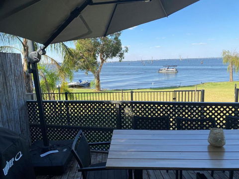 Absolute Waterfront At Woodlands - Tourism Search 0