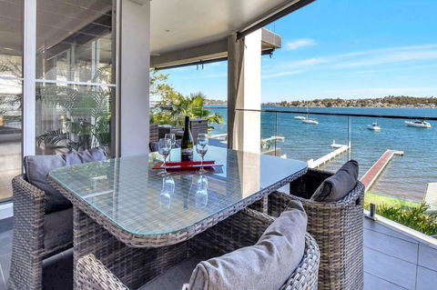 Absolute Waterfront Lakehouse Fishing Point Waterfront Pool Jetty - Tourism Search 3