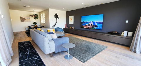 Absolute Waterfront With Oversized Private Terrace - Tourism Search 3