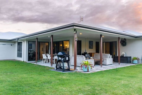 Agnes Retreat - 4 BR - 2 Min Walk To Beach - Tourism Search 1