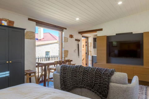 A Romantic Uraidla Studio - Tourism Search 1