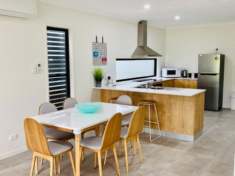 AIRLIE BEACH Delight. Hop, Skip Jump To Everything - Tourism Search 2