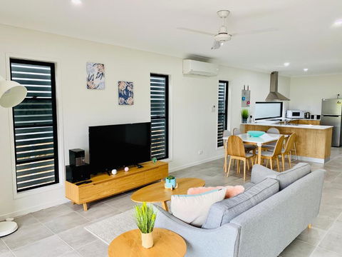 AIRLIE BEACH Delight. Hop, Skip Jump To Everything - Tourism Search 0