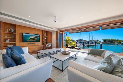 Airlie Beach Marina-Front Luxury At 10 The Cove - Tourism Search 0