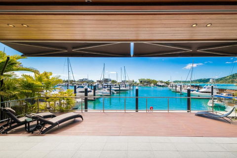 Airlie Beach Marina-Front Luxury At 10 The Cove - Tourism Search 1