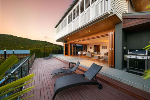 Airlie Beach Marina-Front Luxury At 10 The Cove - Tourism Search 3