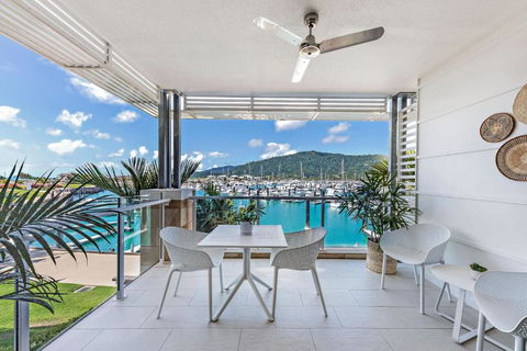 Airlie Breezes At The Boathouse - Tourism Search 0