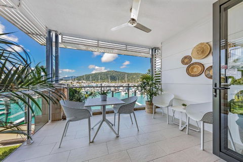 Airlie Breezes At The Boathouse - Tourism Search 1