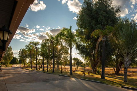 Albert Park Motor Inn-KING BEDS-POOL-SHADED PARKING - Tourism Search 2