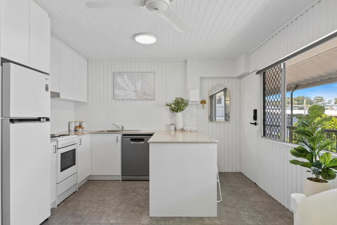 Alex Beachside Pet Friendly 2 Bed Apartment - Tourism Search 3