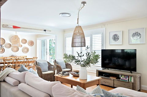 Amanzi Beach House - Just 10m To Collingwood Beach! - Tourism Search 0