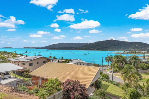 Amaroo On Airlie - Tourism Search 2