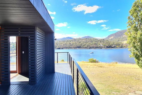 AMAZING 5-Star WATERFRONT RETREAT ON THE RIVERWALK - Tourism Search 1