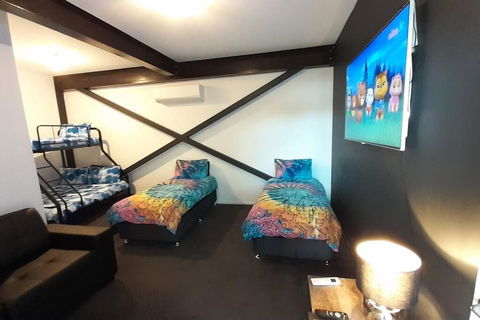 AMAZING 5-Star WATERFRONT RETREAT ON THE RIVERWALK - Tourism Search 3