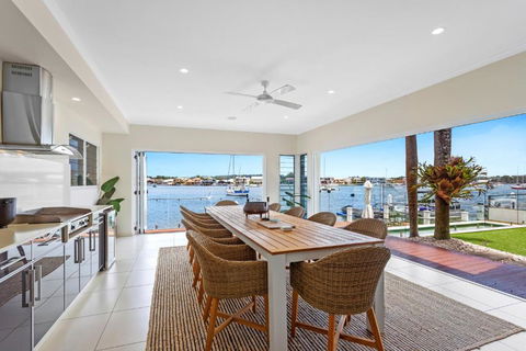 Amazing Canal House With Private Jetty, Gym & Pool - Tourism Search 2