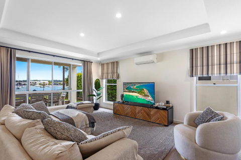 Amazing Canal House With Private Jetty, Gym & Pool - Tourism Search 3