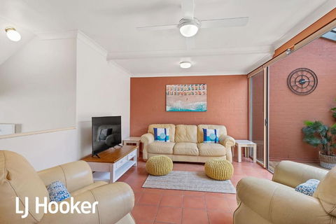 Amazing Waterfront Location - Tourism Search 4
