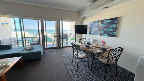 AN OCEAN,BEACHFRONT AND POOL VIEW Apartment 210 - Tourism Search 4