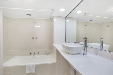 Apartment At College St - Tourism Search 3