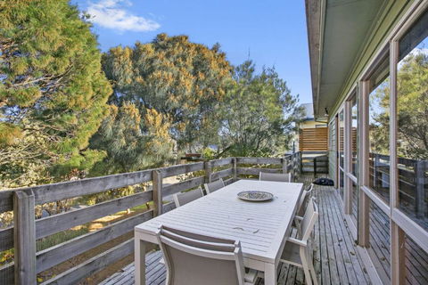 Apollo Bay People N Paws - Tourism Search 3