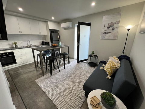 Apt With Aircon & Loft Bedroom Great Location - Tourism Search 1