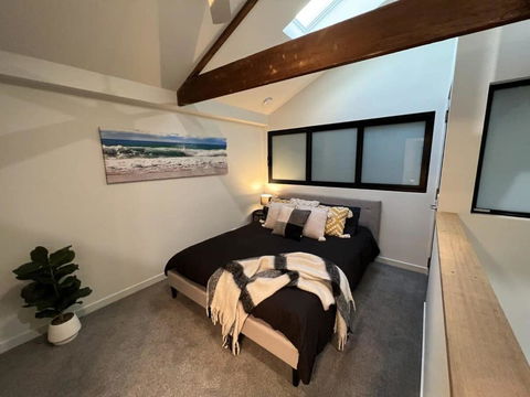 Apt With Aircon & Loft Bedroom Great Location - Tourism Search 0