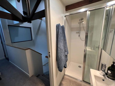 Apt With Aircon & Loft Bedroom Great Location - Tourism Search 4