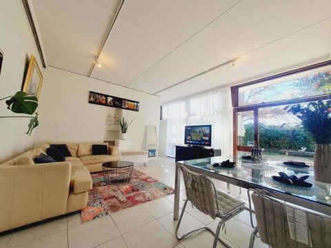 Architectural Bright Open 2B&1B Home With A Private Garden At Yarralumla - Tourism Search 3